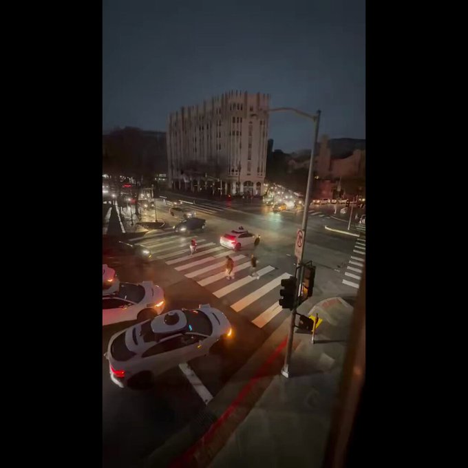 Apagón en San Francisco con un examen curioso a los coches autónomos: taxis autónomos de Waymo se "bloquearon" cuando el corte de energía dejó fuera de servicio los semáforos. Los Robotaxis de Tesla siguieron adelante gestionando el caos.