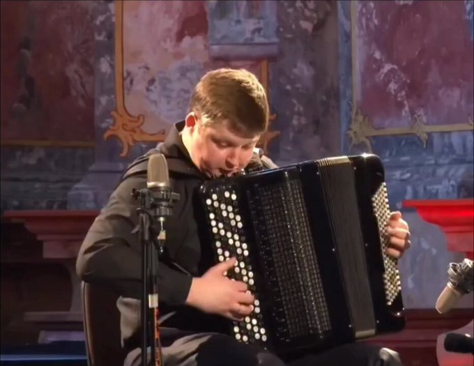 Oleksandr Khrustevych toca en su acordeón una de las piezas más difíciles de Vivaldi, una obra que normalmente interpreta toda una orquesta.