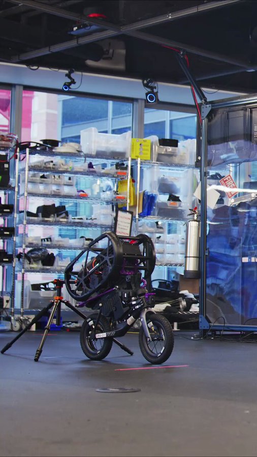 Marc Raibert, fundador de Boston Dynamics, muestra las habilidades de su nuevo robot trialero