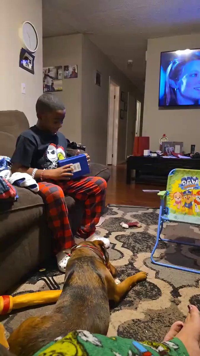 El chaval quería una PS5 por navidad pero sus padres solo se podían permitir comprar el mando...