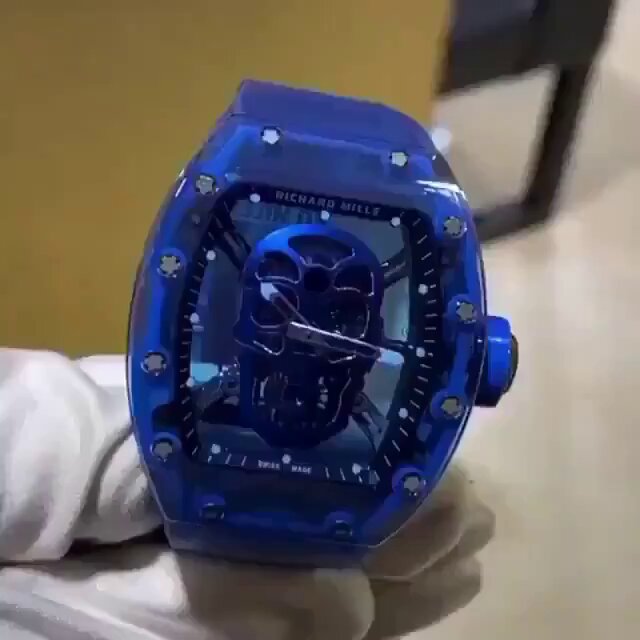 Este Richard Mille Tourbillon de calavera de zafiro azul cuesta 2,5 millones.