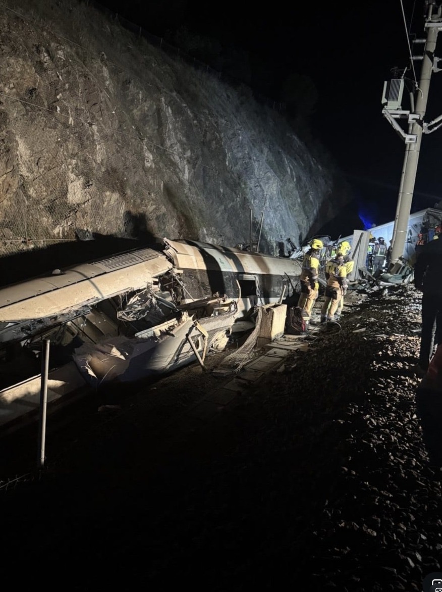 Un tren que iba dirección Madrid ha descarrilado ha impactado contra otro tren que circulaba por la vía contigua: Confirmados 21 faIIecidos y más de 100 herіdos en estado crítico.