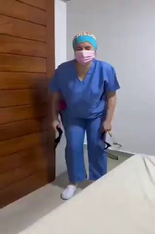 Le pide a su mujer que se vista de enfermera para darle vidilla a la relación y aparece con estas pintas...