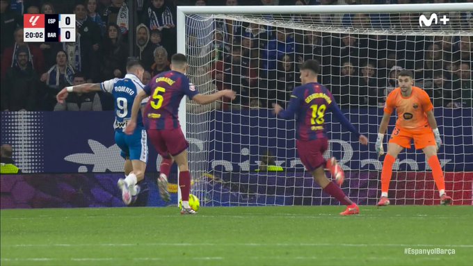 El portero usando a uno de sus defensores cual monigote como escudo humano para evitar un gol claro.