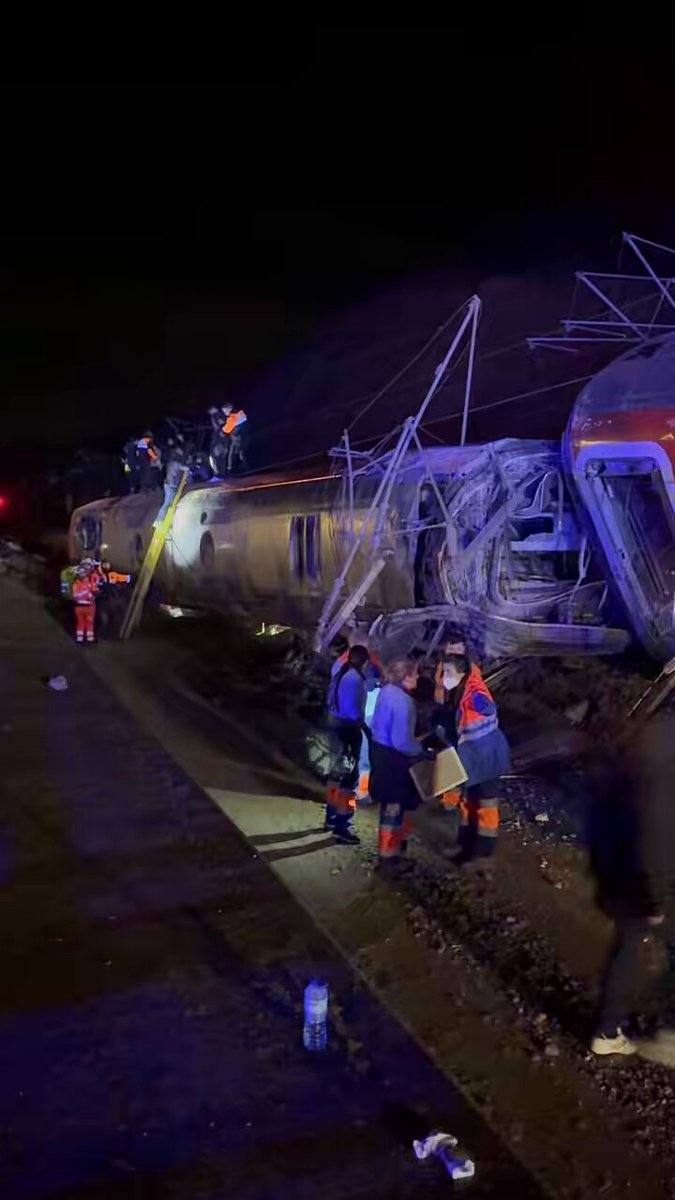 Un tren que iba dirección Madrid ha descarrilado ha impactado contra otro tren que circulaba por la vía contigua: Confirmados 21 faIIecidos y más de 100 herіdos en estado crítico.