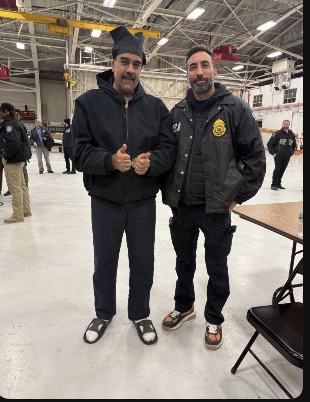 Maduro se cambia más veces de ropa estando detenido que el venezolano medio en todo el mes.