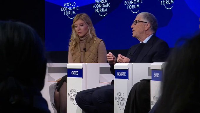 Bill Gates anuncia una asociación con OpenAI para integrar la IA en los sistemas de salud.