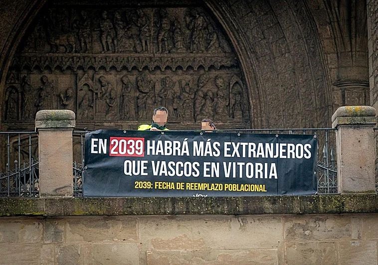 VOX cuelga carteles anti-inmigración por todo Vitoria.