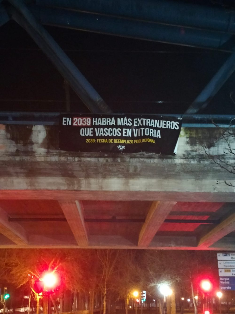 VOX cuelga carteles anti-inmigración por todo Vitoria.