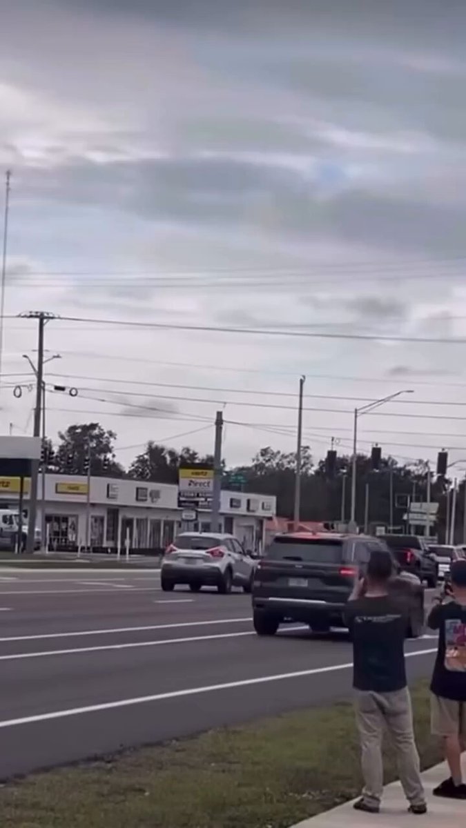 Un Supra fuera de control se estrella justo frente a un concesionario de Toyota.