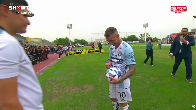 Atención a esta masterclass: quiere mandar el balón a la afición y primero le da con la derecha y se le va hacia atrás, luego le pega un voleón con la izquierda y revienta a un notas que estaba por ahí y finalmente la saca del estadio.