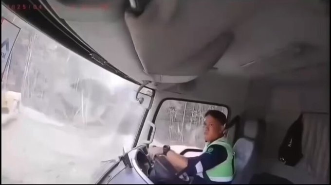 Trabajador de una mina de níquel en Indonesia salta de su camión antes de que un deslizamiento de tierras lo engulla.