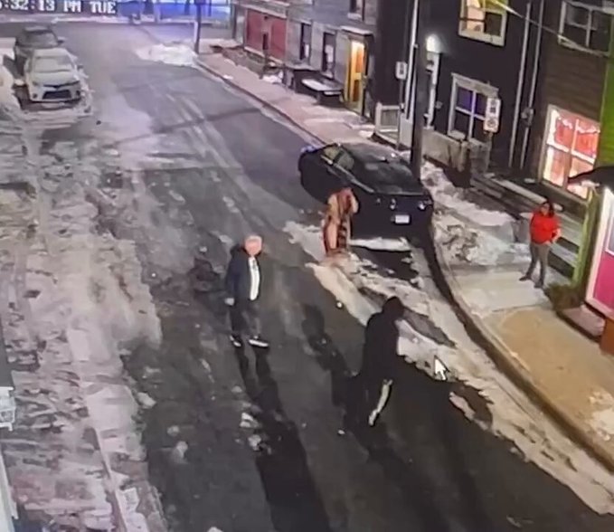 Un hombre oye cómo una pareja de ancianos está siendo atacada por un sujeto y decide intervenir.