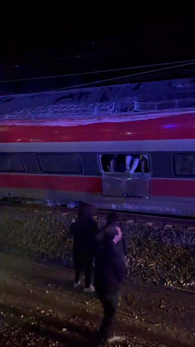 Un tren que iba dirección Madrid ha descarrilado ha impactado contra otro tren que circulaba por la vía contigua: Confirmados 21 faIIecidos y más de 100 herіdos en estado crítico.