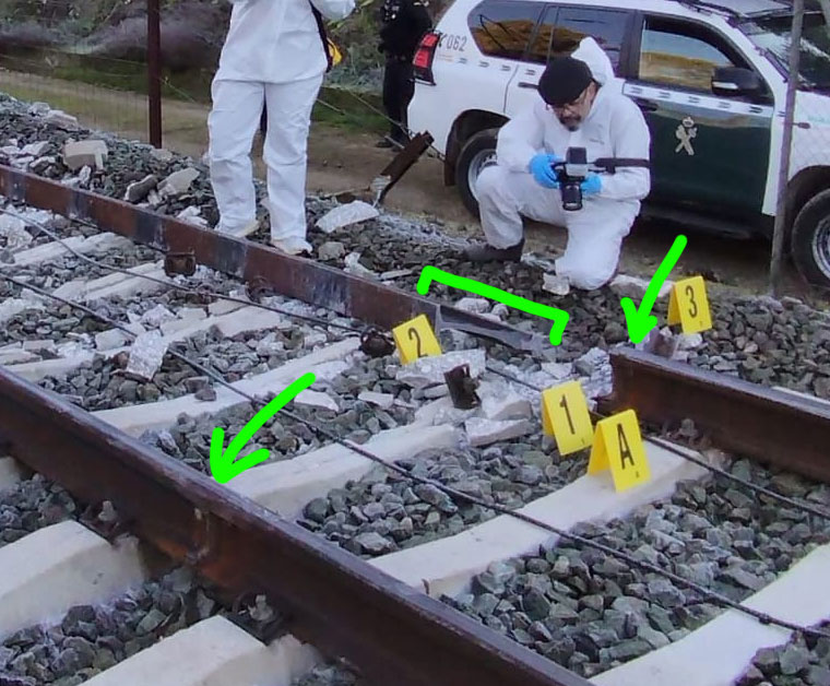 El País ha publicado esta foto de investigadores forenses de la Guardia Civil fotografiando la zona del accidente.