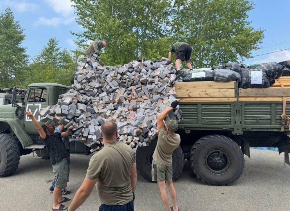 Los rusos tiran de creatividad para camuflarse de los drones ucranianos.