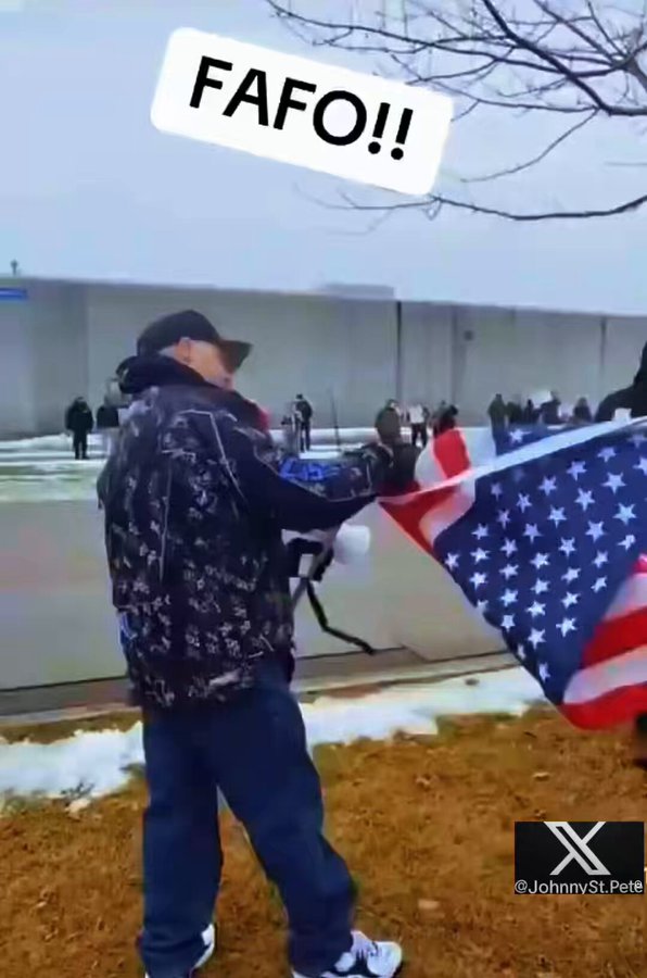 Un seguidor de Trump explota después de que un crítico de Trump le persiguiera con un megáfono pegado a su oreja.