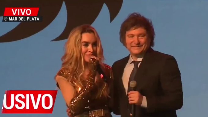 Javier Milei se come a su ex novia, la cantante Fátima Flórez, delante de miles de personas en Mar de Plata.