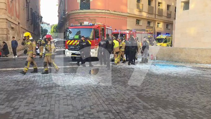 La Policía de Murcia rocía con extintores y consigue reducir a un bombero que se prendió fuego en protesta por las condiciones laborales del colectivo.