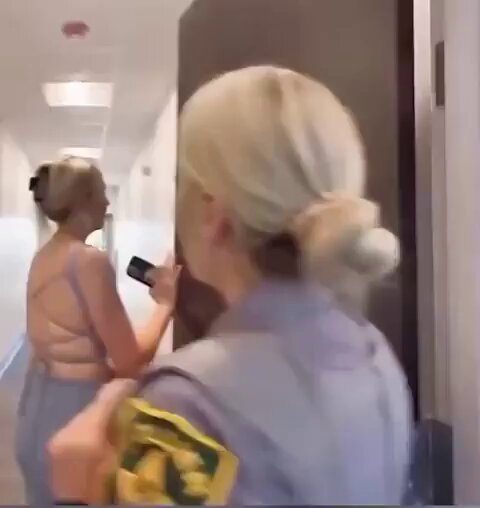 Pillan a una mujer robando productos por valor de 3000 dólares en un centro comercial y le comunican que será arrestada y llevada a prisión.