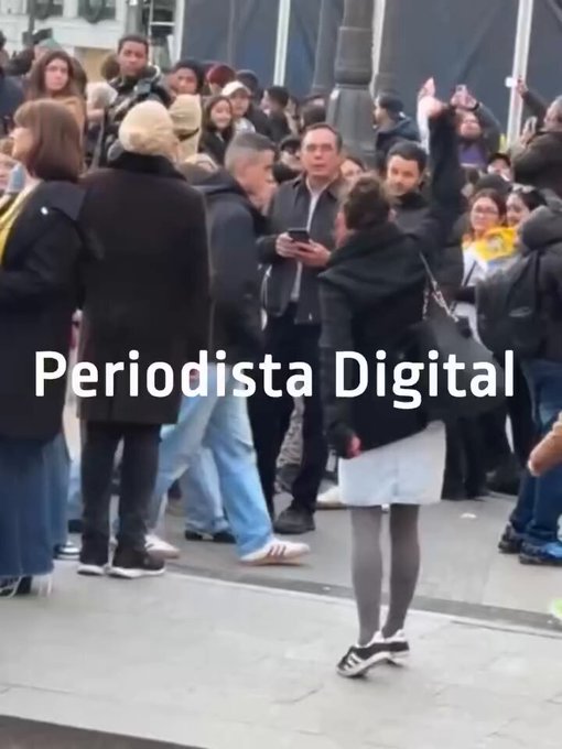 Una mujer pierde la cabeza al ver a venezolanos celebrando la captura de Maduro en la Puerta del Sol en Madrid.