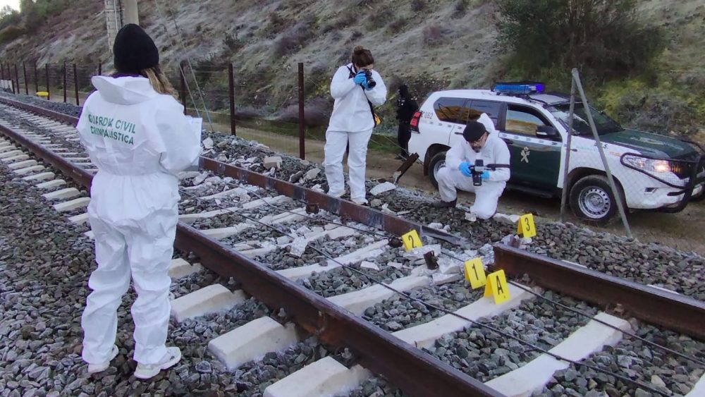 El País ha publicado esta foto de investigadores forenses de la Guardia Civil fotografiando la zona del accidente.