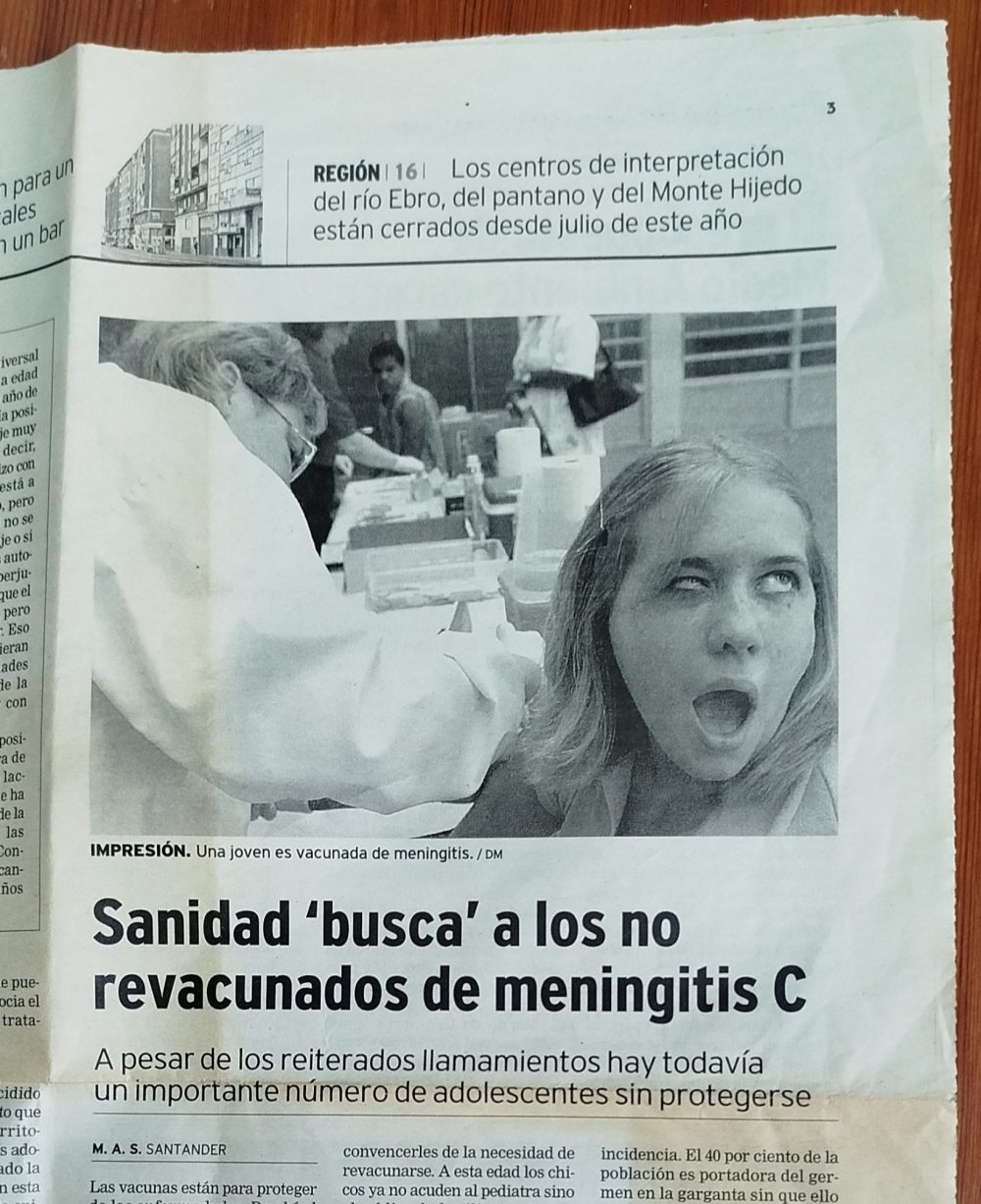 Pie de foto: "Una joven es vacunada de meningitis"