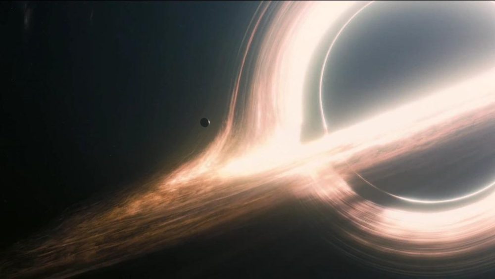 Puedes saber instantáneamente si cualquier película, programa o juego de ciencia ficción con un agujero negro se creó antes o después de Interstellar (2014) solo fijándote si el agujero negro se parece a esto.