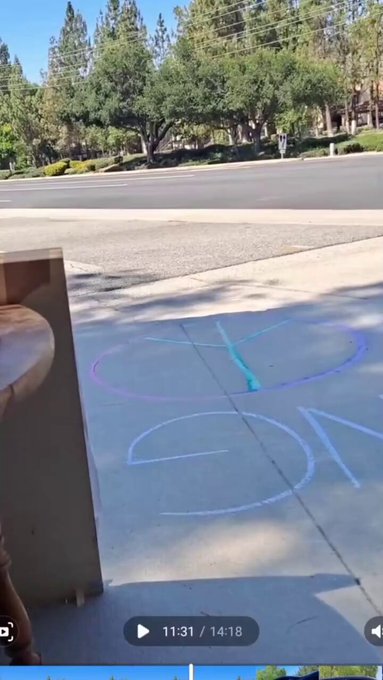 Una charo se niega a retirar su cartel de "f*ck ICE" a pesar de las quejas de una vecina que se preocupa por los niños que puedan verlo.