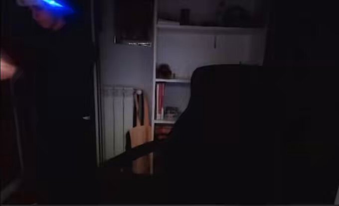 Tira un petardo en su cuarto y culpa a su colega. Actuación 10/10