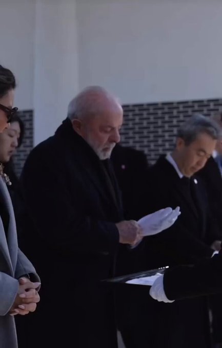 Durante su visita a Corea, los funcionarios entregaron al presidente de Brasil un par de guantes adaptados a su mano de 4 dedos (perdió uno).