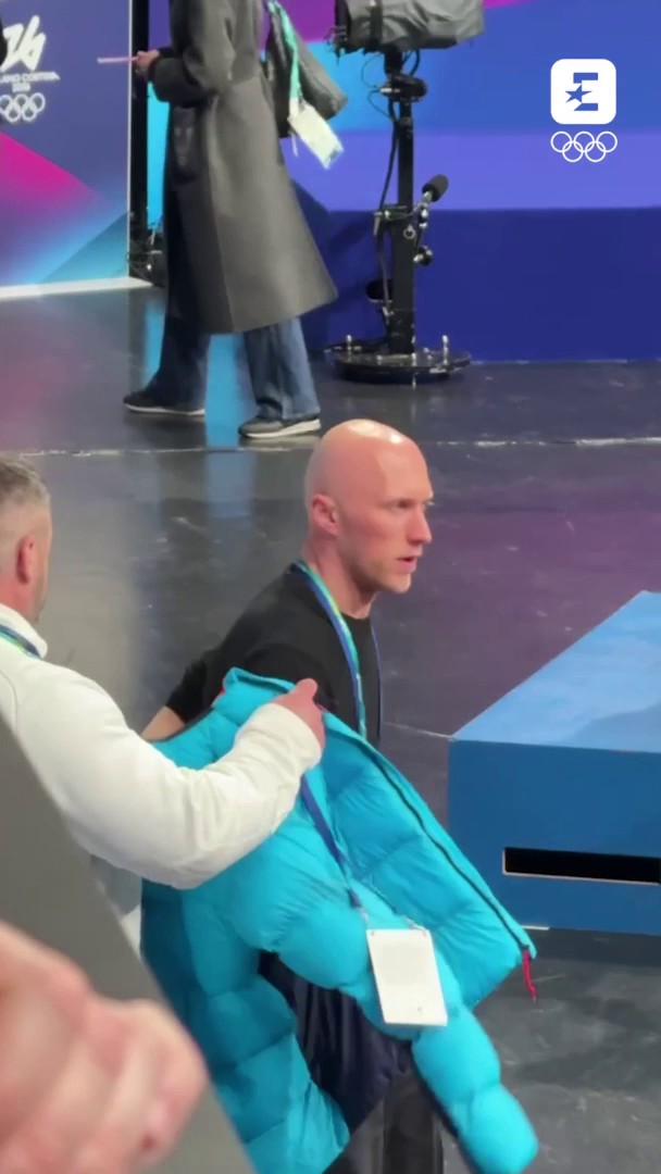 Cuando eres entrenador de 16 patinadores de 13 países diferentes y tienes que vestirte como entrenador de ese país todo el rato.