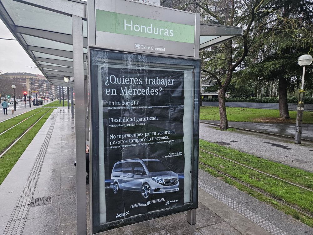 Parece que algunos trabajadores descontentos han hackeado algunas vallas publicitarias de Vitoria.