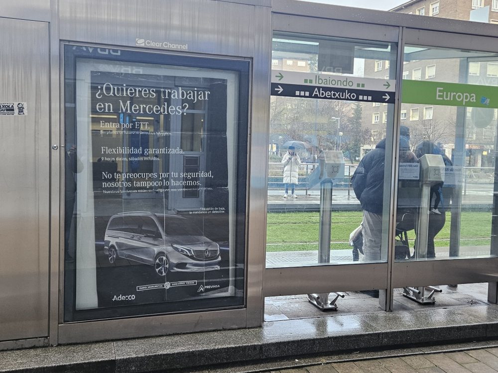 Parece que algunos trabajadores descontentos han hackeado algunas vallas publicitarias de Vitoria.