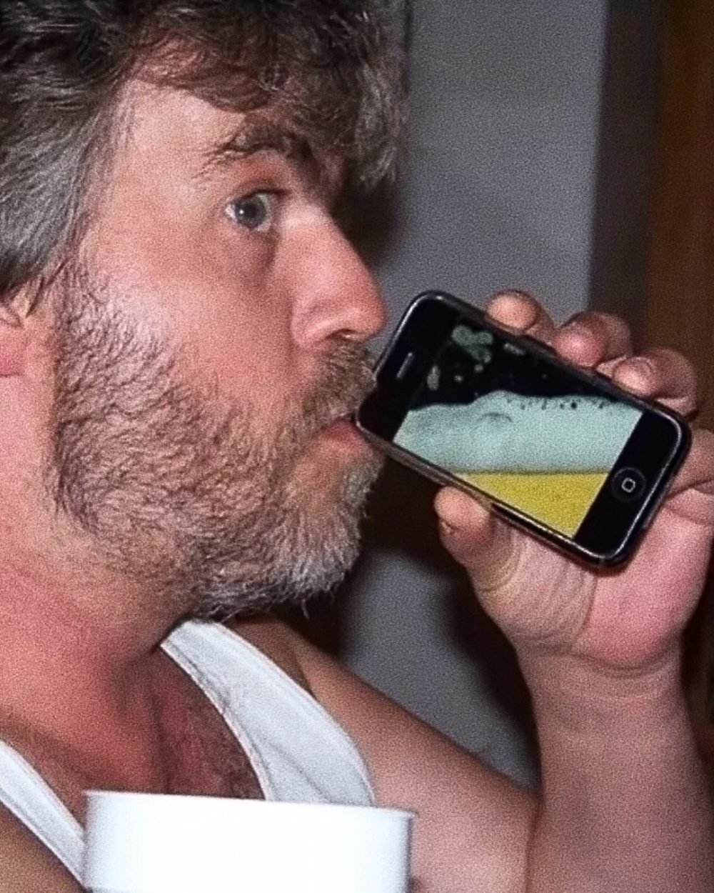 En 2008, cuando el App Store recién daba sus primeros pasos, Steve Sheraton lanzó iBeer: una app de 2,99 dólares que solo simulaba una cerveza en la pantalla del iPhone.