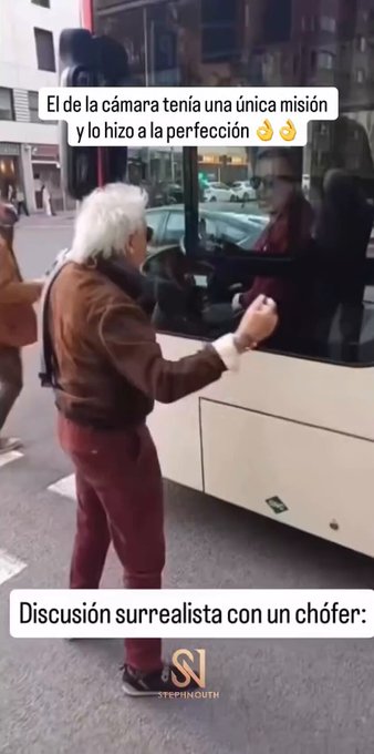 Conversación sosegada entre un anciano y el conductor de un autobús urbano.