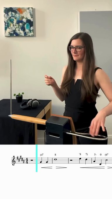 'The Diva Dance' de El Quinto Elemento interpretada con un theremin.