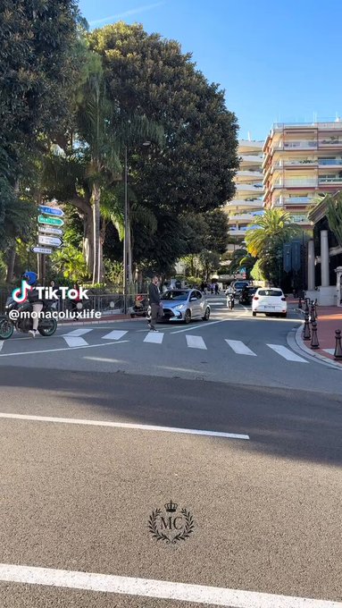 Sabes que un doble campeón de F1 confía en su mujer cuando le ves en el asiento del copiloto por las calles de Mónaco.