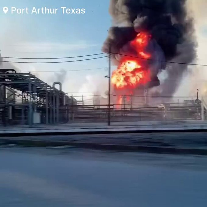 Hace un par de horas ha explotado una refinería de Texas.
