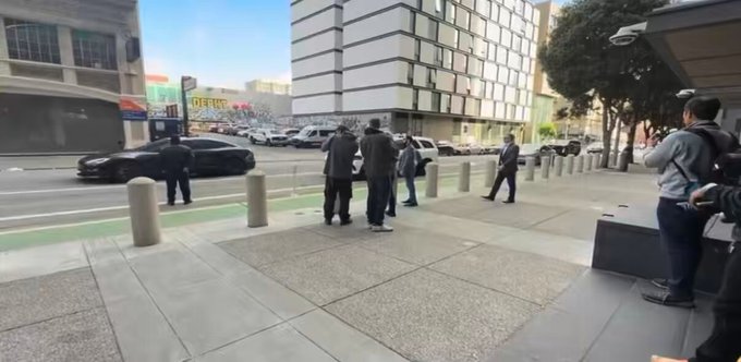 Elon Musk envía un Tesla de señuelo al tribunal de San Francisco, para confundir a la prensa y entrar sin que le molesten.