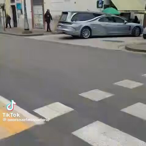 Un Porsche Panamera fúnebre es algo que no esperaba ver nunca.