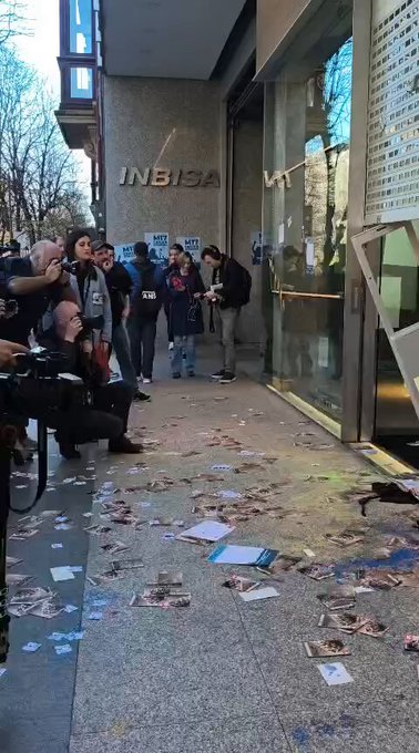 Piquetes "informativos" vandalizan una tienda Pull&Bear en Bilbao y obligan a cerrarla.