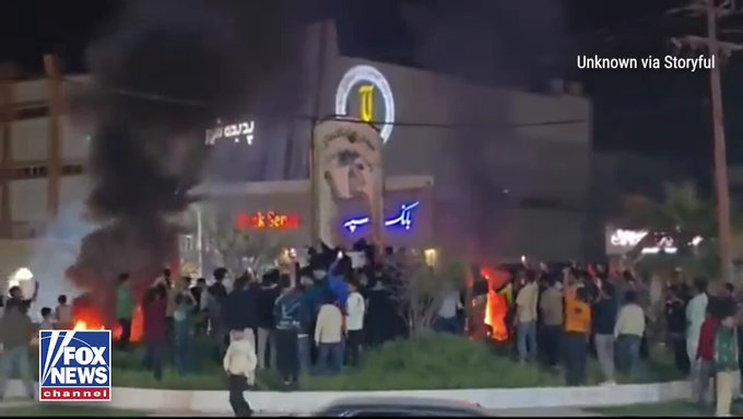 Presentador de la televisión de Irán rompe a llorar al confirmar la muerte del líder supremo, Alí Jamenei, en los bombardeos de Israel y Estados Unidos.