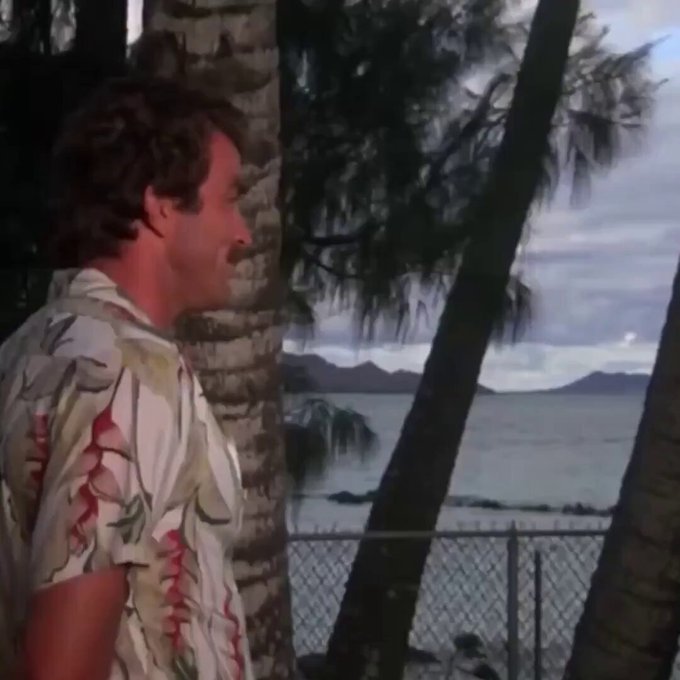 Las personas con coches eléctricos (y garaje) viendo los precios de las gasolineras...