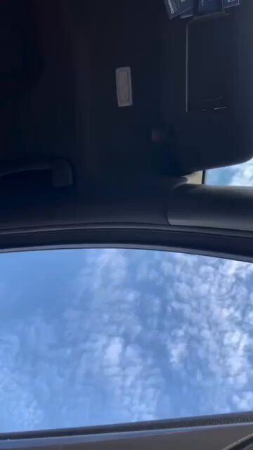Multada por sujetar el móvil con la mano derecha mientras conducía.