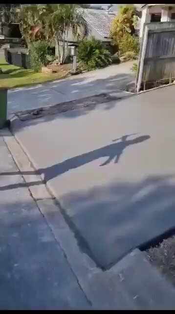 Un contratista destroza el pavimento de hormigón recién vertido después de que el propietario se negara a pagar.