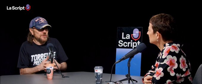 Santiago Segura humilla elegantemente a una señora fanática e irrespetuosa.