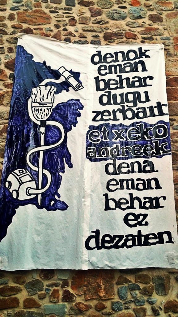 Carteles vistos durante el 8M en Vitoria.