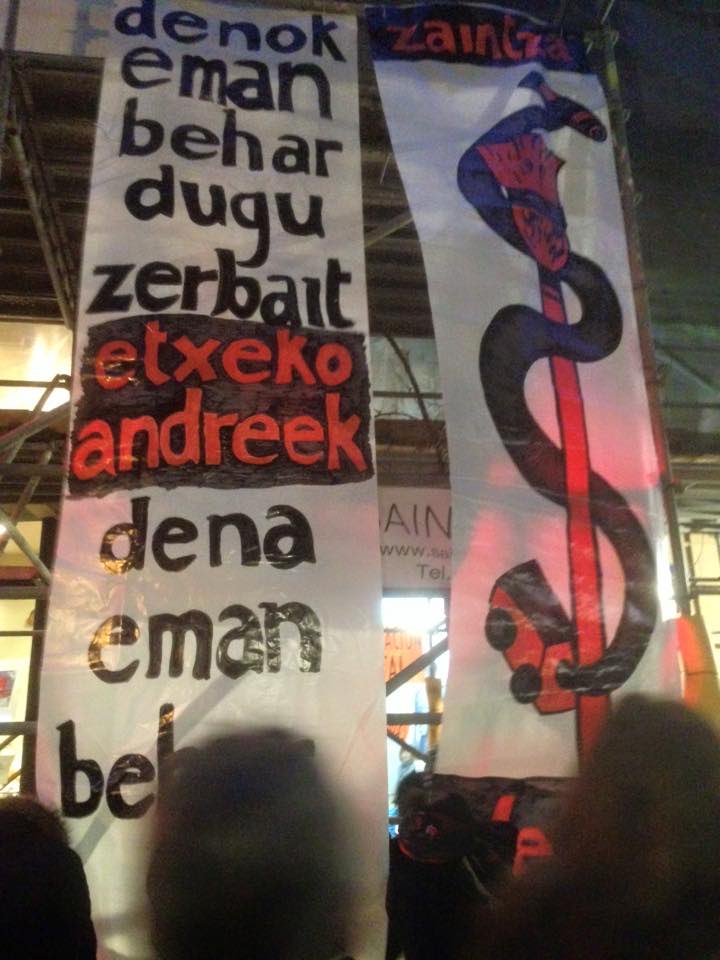 Carteles vistos durante el 8M en Vitoria.