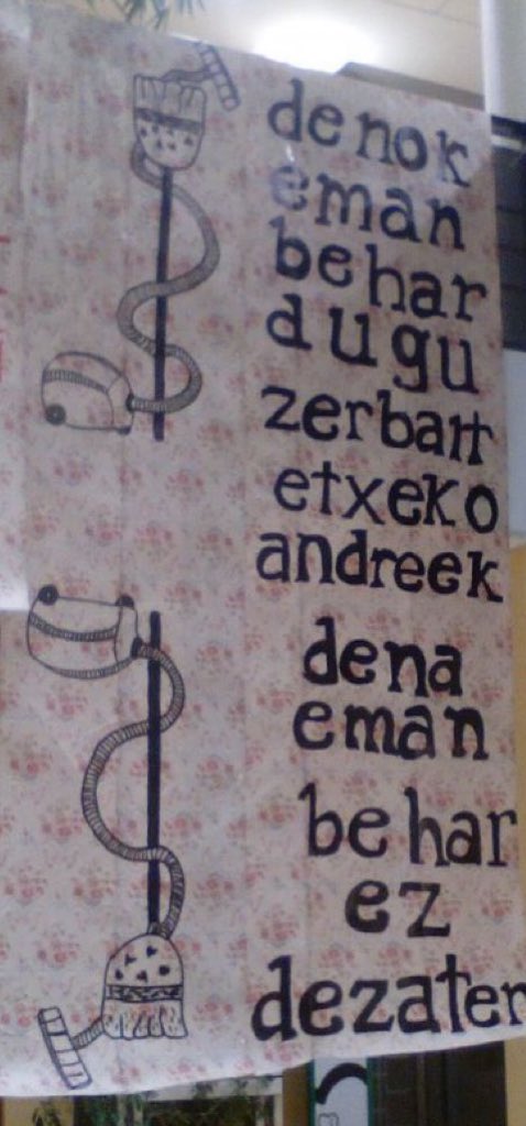 Carteles vistos durante el 8M en Vitoria.